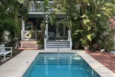 Image de Poolside Townhouse 2 chambres, 2 salles de bain avec cuisine complète et canapé-lit