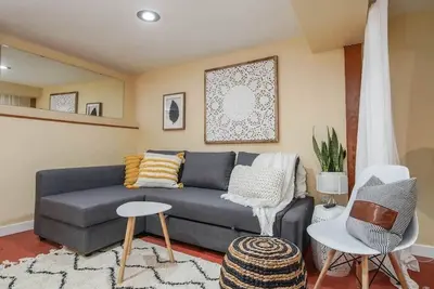 Image de #StayInMyDistrict Woodlawn Eclectic -Walk to Dekum