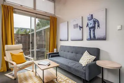 Image de #StayInMyDistrict Buckman Bright Spacious Townhome