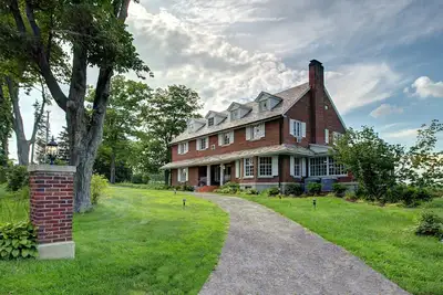 Image de Rock Stream Estate | Wine trail with a hot tub surrounded by nature