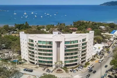 Image de Perfect Luxury stay steps to the ocean, amazing food, and lots of live music!