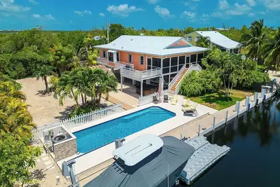 Image de Tropical Oasis with Beautiful Home, Pool, Dock and Tiki Hut