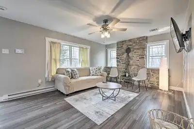 Image de ~ 1 Mi to Lake Carobeth: Cozy & Modern Retreat!