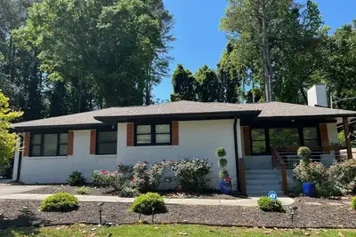 Image de 10 Mins from Downtown & Airport! Remodeled quiet room home.