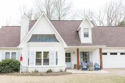 Image de Newly renovated! ! Conveniently located 5bdrm house! !