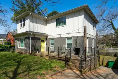 Image de Cozy Farm House Near Downtown with Large Backyard