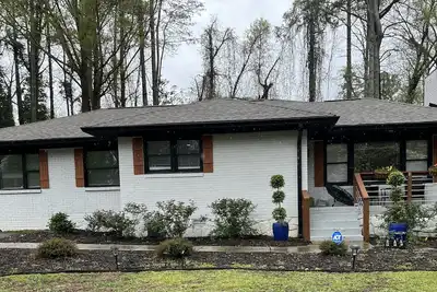 Image de Spacious home with spacious backyard!