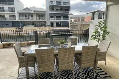 Image de Luxury canal front house with private mooring.