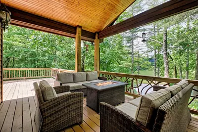 Image de Mountain Green! Overlooking Pond and Portion Of Sapphire National Golf Course!