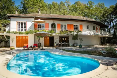 Belle villa avec grande terrasse et piscine