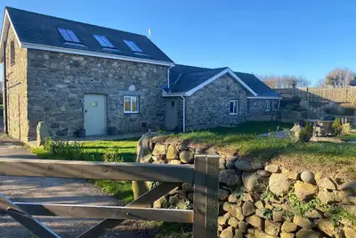 Image de Bwthyn Gwenyn Yr Haf (Summer Bee Barns), pet friendly in Nefyn