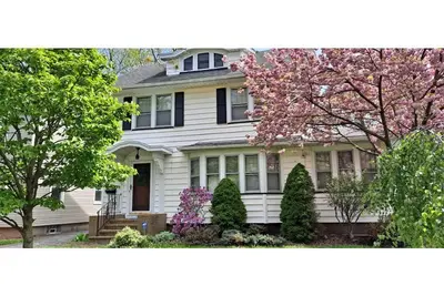 Image de Entire home in quaint neighborhood -walk to restaurants and close to everything!