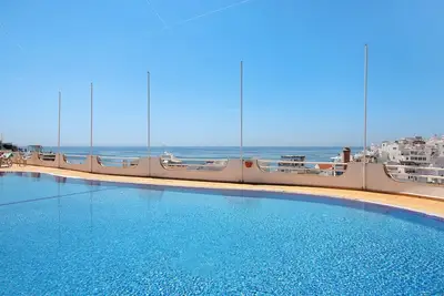 Image de Appartement Paradis Bleu avec vue sur la mer, piscine partagée, Wi-Fi et climatisation.
