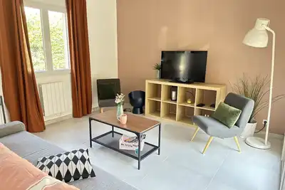 Image de À 5 min à pied de la plage des Lecques, notre jolie maisonnette vous accueille!