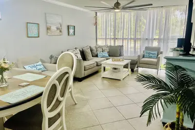 Image de Condo Bottom floor- close to the beach