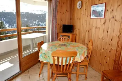 Image de 300m du centre station, 4ème étage, vue pistes de ski, balcon, télévision, casier à ski, 28m²
