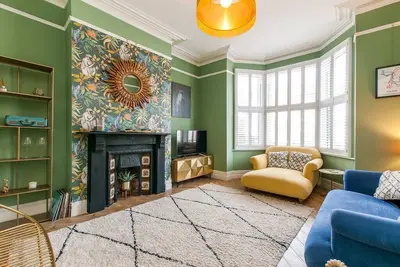 Image de Chic Edwardian Home with Garden