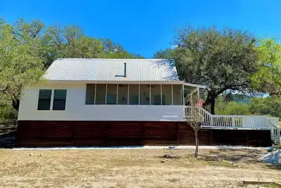 Image de Drive over Frio River 2 Luxurious Gated Lodge, Super Views, 3 Minutes 2 Frio!