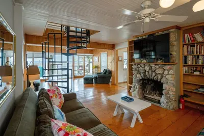 Image de Cozy Beach Cottage w/ Amazing Lake Views, Beach