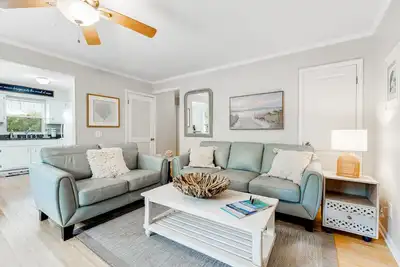 Image de Garden cottage close to beach with screened porch, WiFi, and central Ac