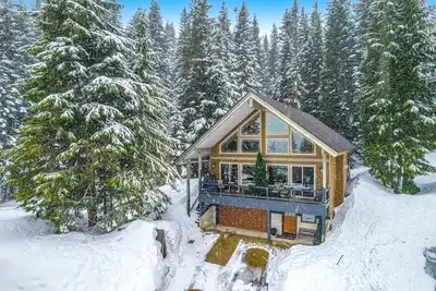 Image de Ski-in\/ski-out cabin with mountain-view deck, fireplace- walk to lifts