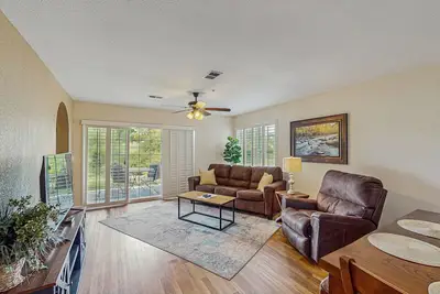 Image de Serene golf-course condo with fast WiFi, pool, W/D & great location