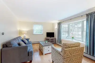 Charming ranch home with fast WiFi, central air conditioning, & a washer/dryer