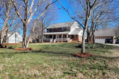 Image de Charming Entire Harrisburg home with large yard.