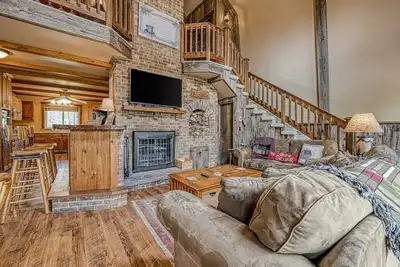 Image de Dog-friendly cabin with firepit, deck, private hot tub, fireplace