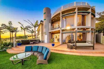 Image de Oceanfront luxury home w/sunset views, enclosed patio, gas grill, and balconies