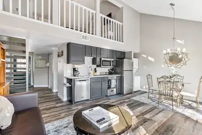 Image de Second floor lake view condo with high-speed WiFi, full kitchen, & washer/dryer