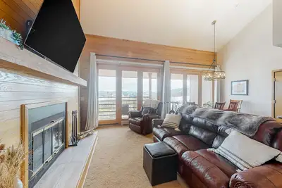 Image de Luxurious top-floor condo with balcony, WiFi, fireplace, great views, & location