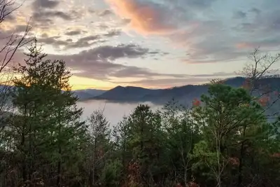 Image de Mountain-view cabin with fireplaces, screened patio, & free attraction tickets