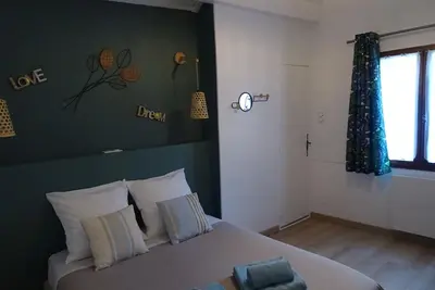 Image de Un havre de paix ensoleillé avec piscine en saison
