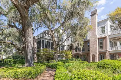 Townhome in Wilson Village, May River Views/Pools/Restaurants