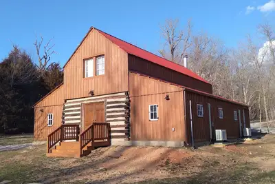 Image de Cozy Barn loft on an herbal farm, come play in our spring fed creek!