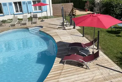 Image de Plein sud, familiale et calme, appartement rénové, piscine chauffée ouverte!