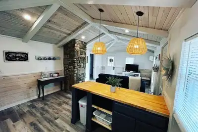 Image de River Rock Cabin - Near Spring River and Main St