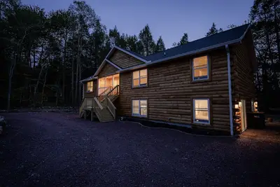 Image de The Aerie Timber Lodge: Luxe Living in the Forest