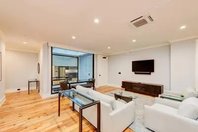 Image de Deluxe 2 Br Suite w/ Piazza - Steps to King St.