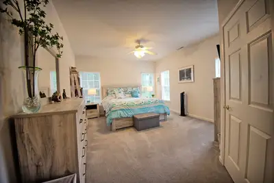 Image de Come Relax in our Peaceful 3 Bedroom Twinhome just 3 miles from Beach!