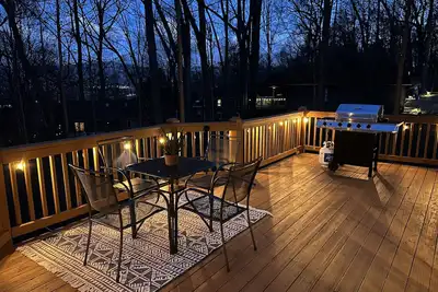 Image de 🏔Mountain retreat⛷ 400Mbps | Hot Tub | Bbq | Pets | Deck | 3300ft2 | King Bed