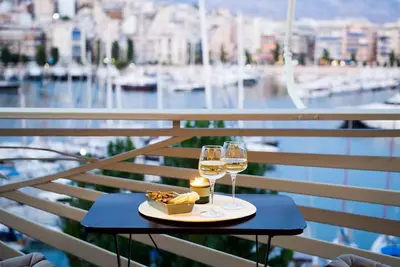 Image de Seaview, bright, fully renovated and elegantly decorated apartment