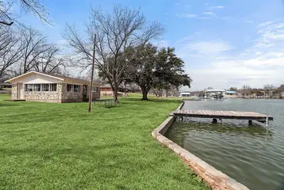 Image de Lakefront Cabin + Guest House Near Granbury Square