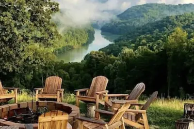 Image de Barn Loft Apt 2 with Lake & Mountain views & custom wood accents through out.