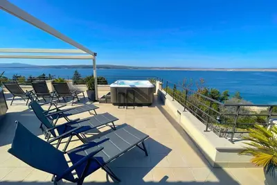 Image de Appartement de vacances avec bain à remous sur le balcon et avec climatisation