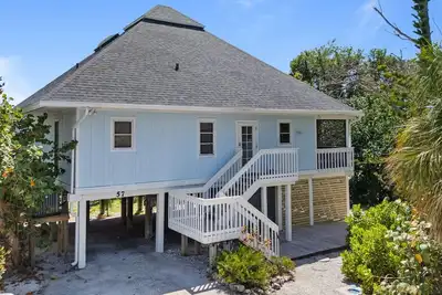 Welcome to Paradise! Newly Renovated beach bungalow in the heart of Captiva!