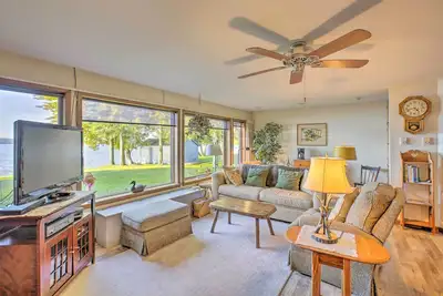 Image de Lakefront Cedar Cottage w/ Enclosed Porch!