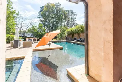 Image de As seen on Netflix - Luxury Home - The Cobra Kai Mansion | 8500 Sq. ft. | Commercial Kitchen | Pool