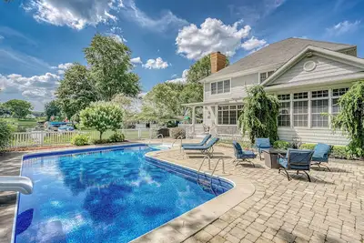 Image de Executive Home w/ Heated Pool on Lake Wawasee